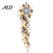 Durable Acrylic Holiday Ornaments Giant Snowflake Blizzard Trail Light, Christmas Wall Hanging Decor with Warm Glow, Winter Snowstorm Art Party A