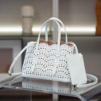 2026 Womens Genuine Leather Tote Bag With Laser-Cut Floral Detail Soft Bucket Style Crossbody Or Handheld 25cm 25x16x13 cm pilkšvai balta