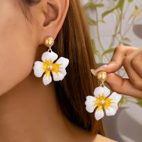Hot Selling French Resort Style Yellow and White Enamel Flower Earrings Gold Texture Ball Light Luxury Earrings Suitable for Women black