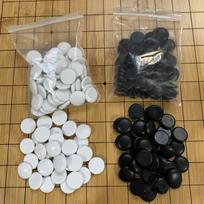 100 Chess Pieces in Flat Beads, Educational Toy with Black and White Stones for Kids 1.8cm white