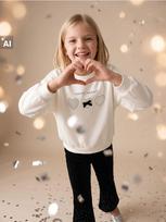 Sinsay - Crewneck džemperis su medvilne, širdelių motyvu ir dekoratyviniu kaspinėliu - kreminė