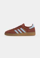 ADIDAS ORIGINALS Sportbačiai be auliuko 'Handball Spezial' šviesiai mėlyna / auksas / burgundiško vyno spalva