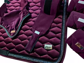 Horss Velvet - komplektas žirgui - paklodė, ausinės ir apvijos - Merlot