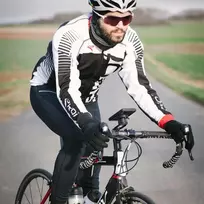 Tigra Sport Fitclic Neo magnetinis dviračio vairo iškyšos dangtelio laikiklis išmaniesiems telefonams, juodas/oranžinis