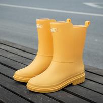 Fashion  Selling Women Rain Boots Pvc Waterproof Shoes  Mid-tube Outdoor Lightweight Non-slip Wear-resistant Rubber Shoes 38 geltona