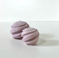 Spiralinė sojų vaško žvakė violetinė 5.7x5.1cm