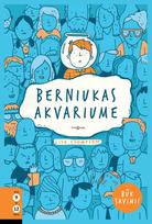 Berniukas akvariume