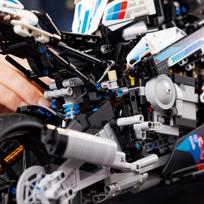 motociklu modeliukai - LEGO Technic BMW M 1000 RR 42130 - 6 nuotrauka