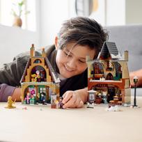 village lego - LEGO Harry Potter Vizitas Kiauliasodžio kaime 76388 - 5 nuotrauka