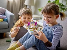 lego knyga - LEGO DISNEY Arielės, Gražuolės, Pelenės ir Tianos pasakų knygos nuotykiai 43193 - 3 nuotrauka