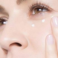kremai nuo rauksliu - Clarins Total Eye Lift 15ml Akių kremas - 4 nuotrauka