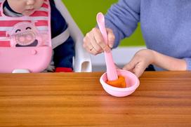 dubeneliu rinkinys - Marcus & Marcus Masher Spoon & Bowl Set Pink - 4 nuotrauka