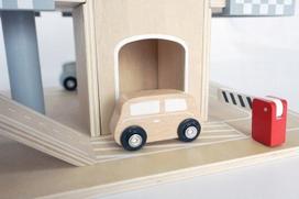 zaislai automobiliai - EcoToys Wooden Garage With Elevator - 7 nuotrauka