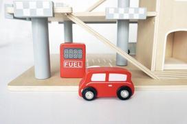 zaislai automobiliai - EcoToys Wooden Garage With Elevator - 8 nuotrauka
