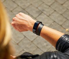 fitbit dirzeliai - Fitbit Inspire Horween Leather Double Wrap Black - 5 nuotrauka
