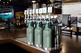 stanley classic legendary - Stanley Classic Vacuum Beer Growler 1.9l Green - 3 nuotrauka