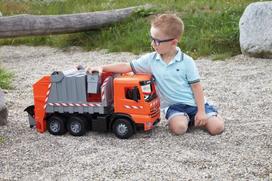 zaislinis sunkvezimis - Lena Strong Giant Garbage Truck Mercedes Arocs 3 Axle Orange/Silver With Labels 02168 - 3 nuotrauka
