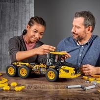 lego automobilis - LEGO Technic 6x6 Volvo Articulated Hauler 42114  - 9 nuotrauka