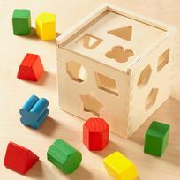 mediniai kubeliai - Melissa & Doug Shape Sorting Cube Classic Toy 10575 - 4 nuotrauka