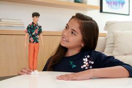 barbie ken - BARBIE Kenas spalvingais marškiniais, HBV24 - 7 nuotrauka