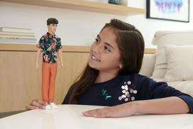 barbie ken - BARBIE Kenas spalvingais marškiniais, HBV24 - 8 nuotrauka