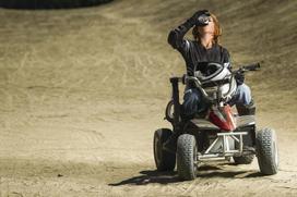 elektrinis keturratis - Razor Dirt Quad, juoda/raudona - 4 nuotrauka