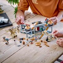 lego tiranozauras - LEGO Jurassic World Lankytojų centras Tiranozauro ir velociraptoriaus ataka 76961 - 9 nuotrauka