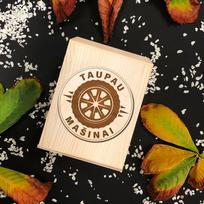 Medinė graviruota taupyklė "Taupau mašinai"
