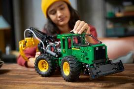 dideli lego konstruktoriai - LEGO Technic Medienos tvarkymo mašina John Deere 948L-II 42157 - 9 nuotrauka