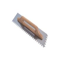 Dantyta glaistyklė, kvadratiniais dantimis su medine rankena, 10 mm, 48x13cm
