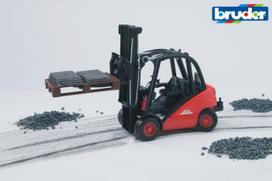 zaislinis krautuvas - BRUDER keltuvas Linde h30d su 2 paletėmis, 02511 - 3 nuotrauka