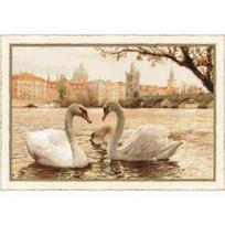 RIOLIS - Create It Yourself - Siuvinėjimo rinkinys „Gulbės. Praha“ 1364 (45x30 cm)