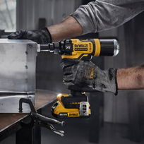 akumuliatorinis kniediklis - DEWALT NITOWNICA 18V 10KN 25mm TSTAK DCF403NT - 5 nuotrauka