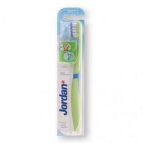 JORDAN minkštas dantų šepetėlis GUM PROTECTOR, 1 vnt.+Higieninis dėkliukas, 1 vnt.