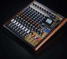 Tascam Model 12 12 kanalų Juodas (Black)