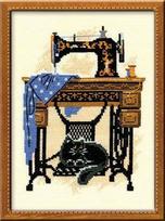 RIOLIS – Create It Yourself – Siuvinėjimo rinkinys „Katė prie siuvimo mašinos“ 857 (18x24 cm)