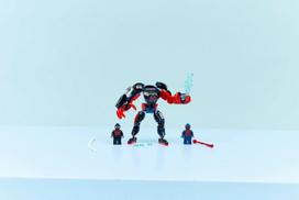 lego robotas - LEGO Marvel Super Heroes Miles Morales vs. Spider-Man 2099 76337 - 9 nuotrauka