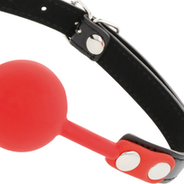 bdsm - Burnos kamuoliukas Darkness Res Silicone Gag, raudonas/juodas - 4 nuotrauka