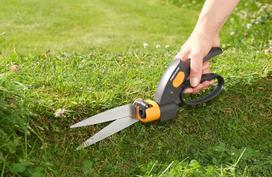 saku zirkles - Fiskars 113680 Servo-System žolės žirklės (Grass Shears) - 2 nuotrauka