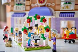 lego friends - LEGO FRIENDS Grand Hotel mieste Heartlake 42704 - 6 nuotrauka