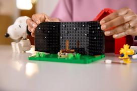 lego konstruktoriai - LEGO IDEAS Žemės riešutai: Snoopy's šunų būda 21368 - 3 nuotrauka