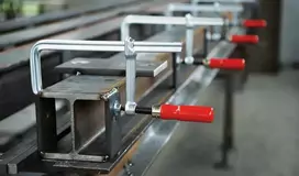 ally x - Spaustuvas Bessey GS16, 500 kg, plienas/medis, 160 mm x 80 mm - 3 nuotrauka