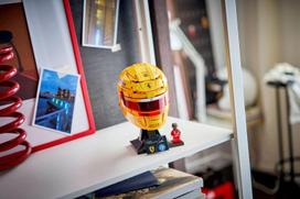 bigbox lego - Lego Editions Scuderia Ferrari HP Lewis Hamilton šalmas 43022 - 3 nuotrauka