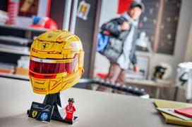 bigbox lego - Lego Editions Scuderia Ferrari HP Lewis Hamilton šalmas 43022 - 4 nuotrauka