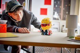 bigbox lego - Lego Editions Scuderia Ferrari HP Lewis Hamilton šalmas 43022 - 5 nuotrauka