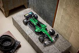 lego konstruktoris - LEGO Technic F1 bolidas Aston Martin Aramco AMR25 42240 - 4 nuotrauka