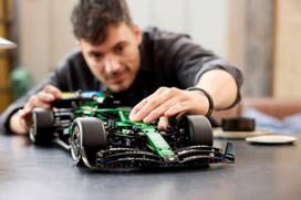 lego konstruktoris - LEGO Technic F1 bolidas Aston Martin Aramco AMR25 42240 - 11 nuotrauka