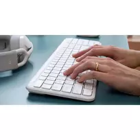 balta klaviatura - Logitech Signature Slim Wireless K950 Balta (White) - 3 nuotrauka