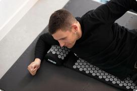 masaziniai kilimeliai - Akupresūros masažinis kilimėlis su pagalve Neo sport, pilka/juoda - 2 nuotrauka