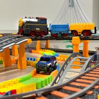 automobiliu lenktynes - Elektrinis geležinkelis. Lenktynių trasos ir traukinio viadukas, Woopie - 11 nuotrauka